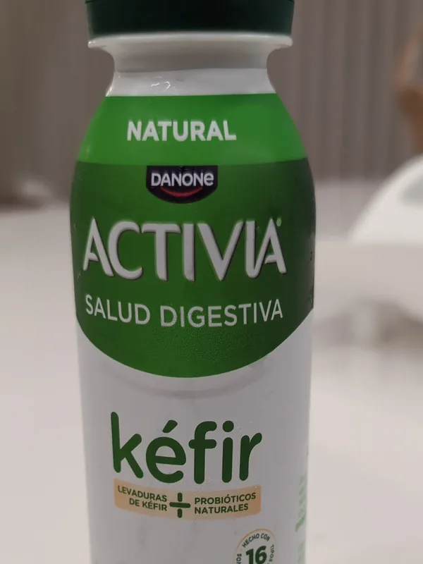 La botella a la que apunta el escáner de esta página: un kéfir del supermercado, con el código de barras hacia la cámara