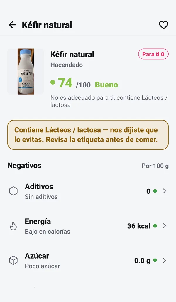 Pantalla real de la app: un kéfir escaneado, 74 sobre 100, con el aviso de que contiene algo que pediste evitar, y sus negativos: sin aditivos, bajo en calorías, poco azúcar, poca sal