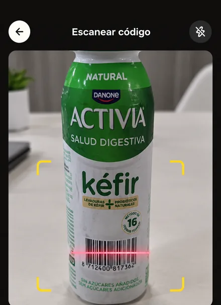 Pantalla real de la app: el escáner encuadrando el código de barras de la botella