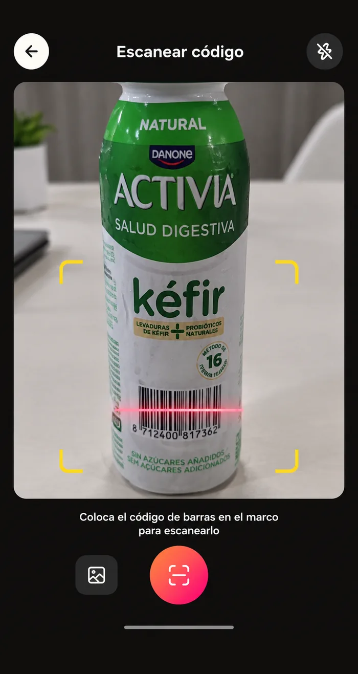 Pantalla real de la app: el escáner de código de barras, con la línea de escaneo sobre el código de una botella de kéfir