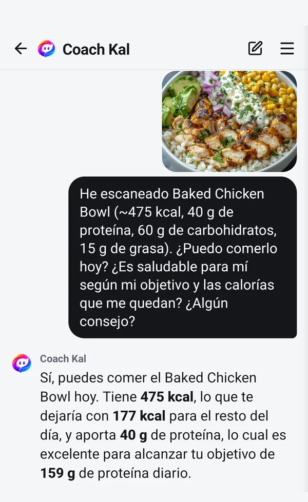 El chat de Coach Kal: el usuario pregunta si un bol de pollo escaneado de 475 kcal le encaja hoy; Kal responde con las calorías que le quedan y su objetivo de proteína, y añade consejos