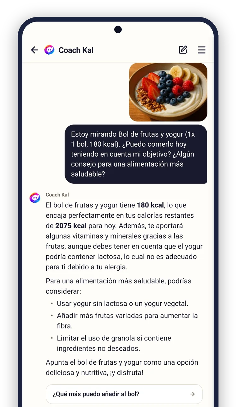 Captura real de la app: el chat de Coach Kal. El usuario pregunta si un bol de frutas y yogur de 180 kcal encaja en su objetivo, y Kal confirma que cabe en las 2075 kcal que le quedan, avisa de que el yogur puede llevar lactosa por su alergia y propone tres mejoras más saludables