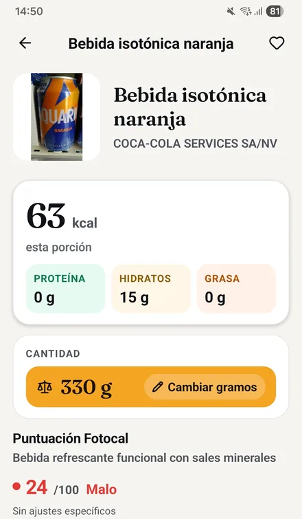 Pantalla real de la app: una bebida isotónica de naranja escaneada, 63 kcal por 330 g, puntuación Fotocal 24 sobre 100, malo