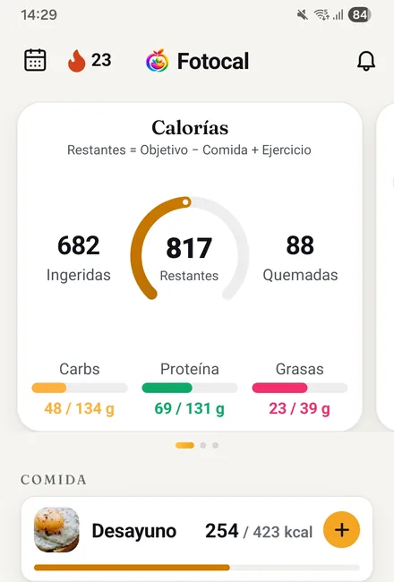 Pantalla real de la app: el inicio tras guardar, 682 kcal ingeridas y 817 restantes, con el desayuno y la comida registrados frente a su objetivo