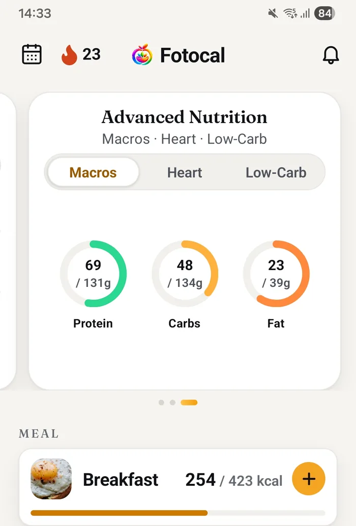 Real app screen: the Advanced Nutrition card on the home screen, protein, carbs and fat as rings against the day's targets