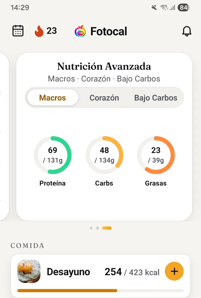 Pantalla real de la app: la tarjeta Nutrición Avanzada en la pantalla de inicio, con proteína, carbohidratos y grasas en anillos frente al objetivo del día