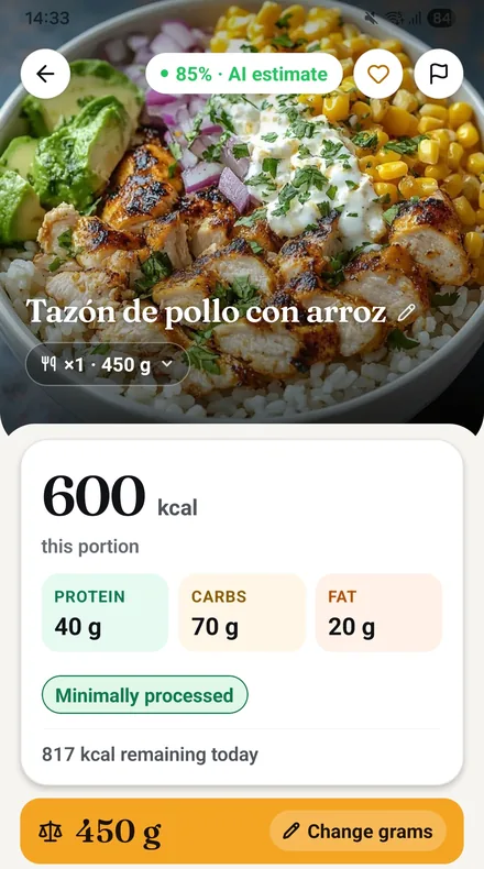 Real app screen: a scanned chicken and rice bowl, 600 kcal for 450 g, 40 g protein, 70 g carbs and 20 g fat, marked as an 85% AI estimate