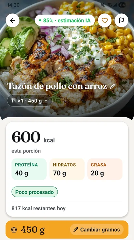 Pantalla real de la app: un tazón de pollo con arroz escaneado, 600 kcal por 450 g, 40 g de proteína, 70 g de hidratos y 20 g de grasa, marcado como estimación IA al 85 %
