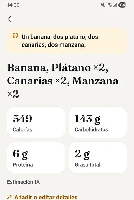 Pantalla real de la app: el resultado por voz, la frase tal como se oyó y los alimentos reconocidos, con calorías, carbohidratos, proteína y grasa, listo para confirmar