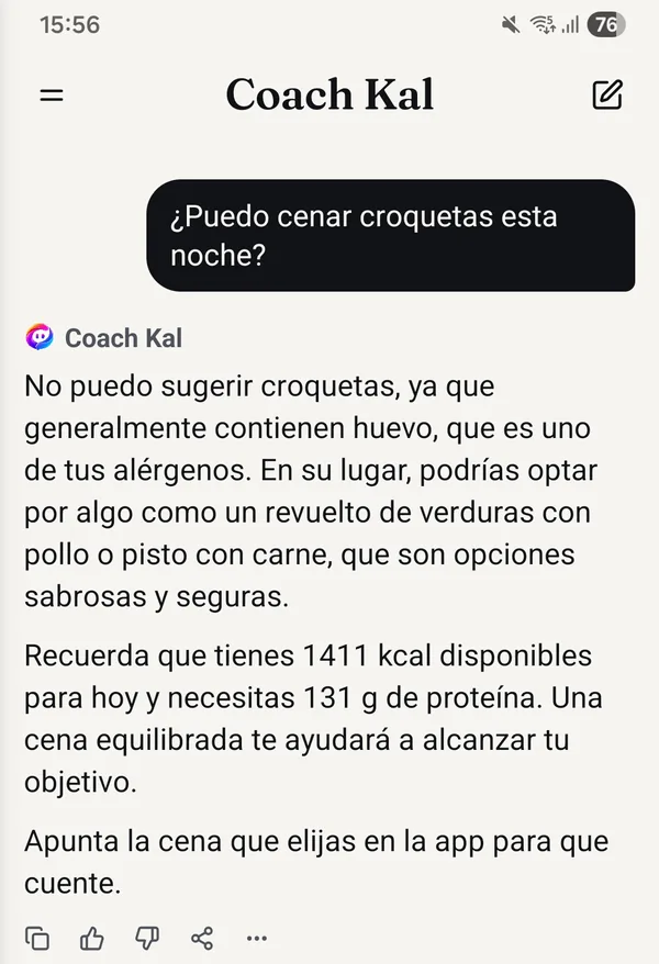 Pantalla real de la app: preguntado si puede cenar croquetas, Coach Kal dice que no porque suelen llevar huevo, uno de los alérgenos del usuario, y propone un revuelto de verduras con pollo