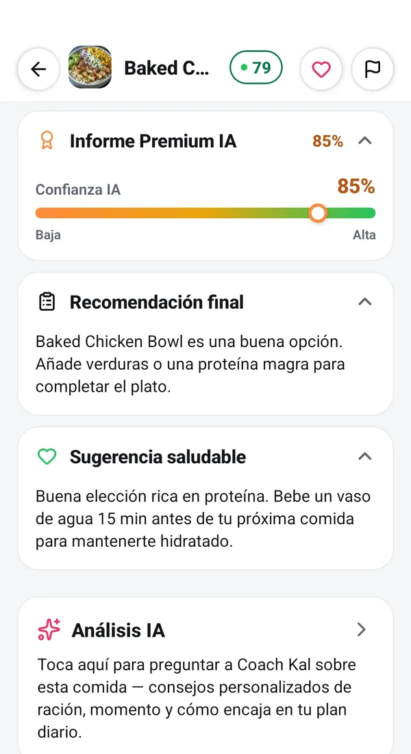 Pantalla real de la app: el final del resultado, la confianza de la IA, la recomendación final para el Baked Chicken Bowl, una sugerencia saludable y el enlace para preguntar a Coach Kal