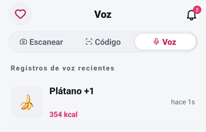 Pantalla real de la app: las tres pestañas de la pantalla de registro, Escanear, Código y Voz, con Voz seleccionada, encima de los registros de voz recientes